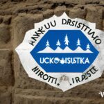 Prednosti cjelodnevnog obrazovanja: Bogatija i sveobuhvatnija nastavna satnica U posljednje vrijeme, rasprava o uvođenju cjelodnevnog obrazovanja u osnovne škole je sve prisutnija. Jedan od zagovornika ovog modela obrazovanja sam i ja koji smatra da bi cjelodnevno obrazovanje donijelo brojne prednosti za učenike. Kada bi se uveo cjelodnevni raspored, raspodjela nastavnih sati bi se znatno promijenila. Ja predlažem sljedeći raspored za prvi do osmi razred: Prvo, važno je naglasiti da bi se u ovom rasporedu zadržala potrebna količina vremena za odmor, prehranu i pripremu za slijedeći sat. Učenici bi imali 9 školskih sati dnevno, uz raznovrstan i obuhvatan sadržaj. Sadržaj: Na primjer, tri sata bi bila posvećena prirodoslovnim predmetima kao što su kemija, fizika i biologija. Ovo bi omogućilo učenicima da steknu temeljno znanje iz ovih područja i razviju svoju znatiželju za prirodne znanosti. Također, tri sata bi se posvetila umjetnosti, uključujući glazbu, likovnu umjetnost i ples. Ovo bi pružilo učenicima priliku za izražavanje kreativnosti i razvoj umjetničkih vještina. Važan dio rasporeda bio bi posvećen jezicima i književnosti. Učenici bi imali 10 sati tjedno za proučavanje klasičnih književnosti na hrvatskom, engleskom, njemačkom i talijanskom jeziku, uz dodatne sate posvećene gramatici. Ovakav pristup bi pružio učenicima dublje razumijevanje jezika i kulture. Odgoj: Građanski odgoj također zauzima važno mjesto u rasporedu s tri sata posvećena građanskim pravima, obiteljskim pravima, pomorskom pravu i trgovačkom pravu. Ovaj predmet bi pomogao učenicima da razumiju svoja prava i odgovornosti u društvu. Razredni odgoj i domaćinstvo također bi imali značajan dio rasporeda, s tri sata tjedno. Ovdje bi se učili razni aspekti domaćinstva i uloge u društvu. Dodatni predmeti kao što su zdravstveni odgoj, skolastika (antropološka geografija) i kritičko mišljenje (ustav) također bi imali svoj sat tjedno, pružajući učenicima važna znanja o zdravlju, kulturi i razmišljanju. Vjeronauk bi se također zadržao u rasporedu s tri sata tjedno, pružajući učenicima mogućnost istraživanja vjerskih vrijednosti i uvjerenja. Tehnička kultura bi se također uvrstila u raspored, s jednim satom posvećenim tehnologiji, inženjerskim znanostima i proizvodnji i proizvodima. Ovaj predmet bi poticao učenike da razvijaju svoje tehničke vještine i razumiju tehnološke procese. Programiranje, internet kultura i IT bi također imali svoj sat tjedno, pružajući učenicima temeljne vještine iz područja informacijske tehnologije i digitalne pismenosti. Geografija, geologija i geofizika bi se također obuhvatile u rasporedu s po jednim satom tjedno. Ovi predmeti bi omogućili učenicima da steknu dublje razumijevanje o Zemlji i njezinim procesima. Matematika bi se održavala tri sata tjedno, s naglaskom na ekonomsku i financijsku matematiku. Ovakav pristup bi učenicima pomogao da razumiju matematičke koncepte u kontekstu ekonomije i financija. Fizika bi također zadržala svoje mjesto u rasporedu s tri sata tjedno, pružajući učenicima temeljna znanja o fizikalnim principima i njihovoj primjeni. Tjelesni i zdravstveni odgoj bi se održavao jedan sat tri puta tjedno, osiguravajući tjelesnu aktivnost i promicanje zdravog načina života među učenicima. Prednosti cjelodnevnog obrazovanja: Ukupno gledajući, ovaj predloženi raspored za cjelodnevno obrazovanje omogućio bi učenicima da steknu širok spektar znanja iz različitih područja, pružajući im temelje za daljnje obrazovanje i razvoj. S 46 sati tjedno, raspodijeljenih na pet dana, učenici bi imali dovoljno vremena za učenje, odmor i prehranu. Cjelodnevno obrazovanje bi pružilo sveobuhvatan i bogat nastavni program koji bi podržao razvoj učenika u svim aspektima njihovog obrazovanja i života.